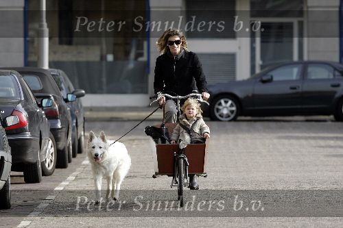 Amsterdam 29 oktober 2005
Danielle Overgaag met dochter Fiene Oerlemans in bakfiets en hond evert