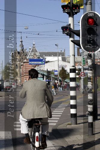 Amsterdam 3 oktober 2005
Edwin de Roy v Zuydewijn op fiets op pc hooftstraat door het rode verkeerslicht
