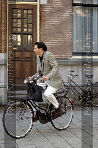 Amsterdam 3 oktober 2005
Edwin de Roy v Zuydewijn op fiets op pc hooftstraat