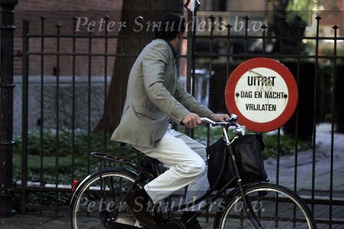 Amsterdam 3 oktober 2005
Edwin de Roy v Zuydewijn op fiets op pc hooftstraat