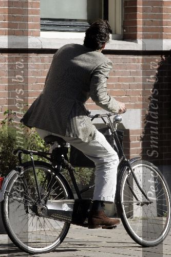 Amsterdam 3 oktober 2005
Edwin de Roy v Zuydewijn op fiets op pc hooftstraat