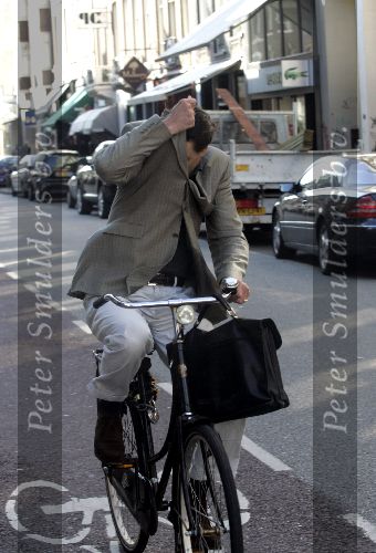 Amsterdam 3 oktober 2005
Edwin de Roy v Zuydewijn op fiets op pc hooftstraat