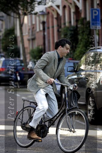 Amsterdam 3 oktober 2005
Edwin de Roy v Zuydewijn op fiets op pc hooftstraat