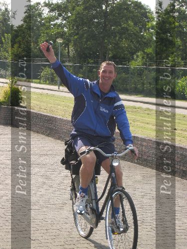 Volendam 2 Augustus 2005
FC Volendam trainer Ernie Brandts op de fiets van het satdion naar huis