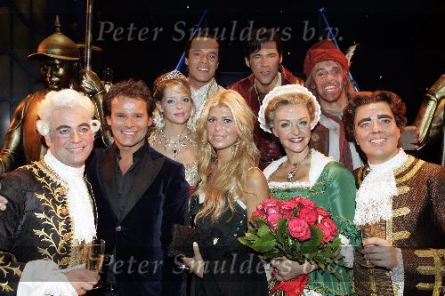 Amsterdam 2 oktober 2005
Premiere Beauty and the beast in Carre.
  Chantal Janzen   Mariska v Kolck en Carlo Boszhard Estelle Gullit en Leco v Zadelhoff