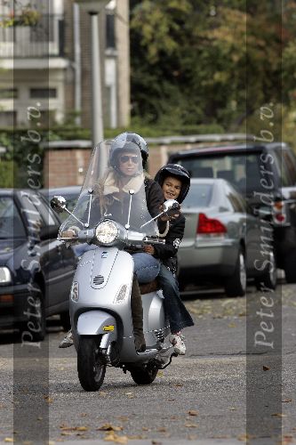 Amsterdam 29 oktober 2005
Joelle Gullit met Estelle Gullit op vespa scooter