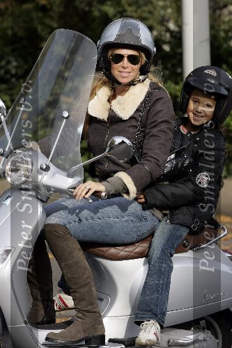 Amsterdam 29 oktober 2005
Joelle Gullit met Estelle Gullit op vespa scooter
