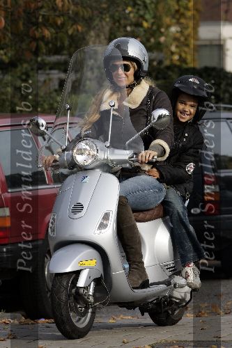 Amsterdam 29 oktober 2005
Joelle Gullit met Estelle Gullit op vespa scooter