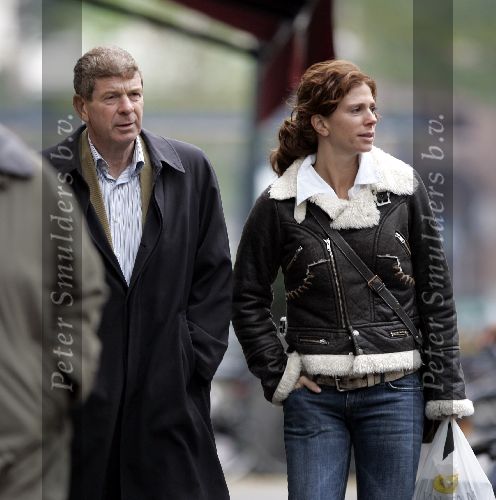 Amsterdam 19 oktober 2005
Frits Barend aan het shoppen en lunchen met zijn dochter Barbara Barend op de cornelis schuytstraat