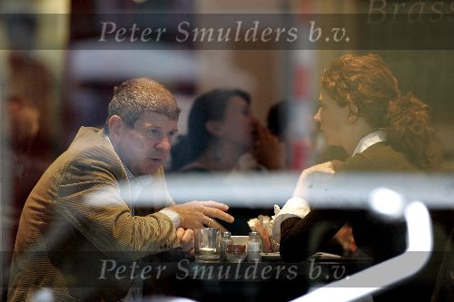 Amsterdam 19 oktober 2005
Frits Barend aan het shoppen en lunchen met zijn dochter Barbara Barend op de cornelis schuytstraat
