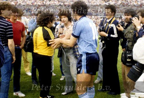 Rotterdam 1984
Afscheid wim v Hanegem.
Frits Barend intervieuwt Andre Hazes 
Rechts fotograaf Cor Mooij