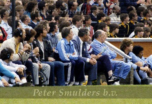 Rotterdam 1984
Afscheidswedsyrijd Wim v Hanegem
Op de spelersbank Hennie Warmehoven, Cor v d Hart, Cor v d Akker, Nico Jansen, simon Tahamata.
Links van de bank Henk v Dorp en Frits Barend als radioverslaggevers