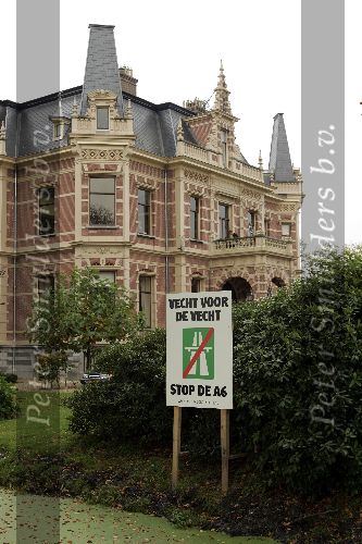 Nigtevecht 29 oktober 2005
Vecht voor de Vecht. Bewoners van Nigtevecht zijn tegen de aanleg van snelweg de A6 door de weilanden bij Nigtevecht.
Oa Wendy v Dijk Jort Kelder en Georgina Verbaan wonen daar in Zwaanwijck