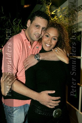 Amsterdam 18 oktober 2005
Glennis Grace met nieuwe vriend Moos bij restaurant Sama Sebo.
Glennis is hier 2 maanden zwanger