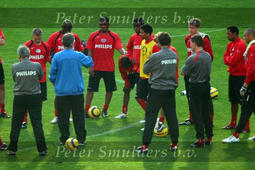 Eindhoven, 31 Oktober 2005
Training t.g.v. Championsduel PSV-AC Milaan
Guus Hiddink spreekt zijn selektie toe.
© Foto Bart Bel