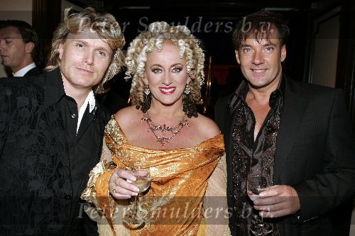 Amsterdam 2 oktober 2005
Premiere Beauty and the beast in Carre.
Gerard Joling Karin Bloemen en Hans Klok