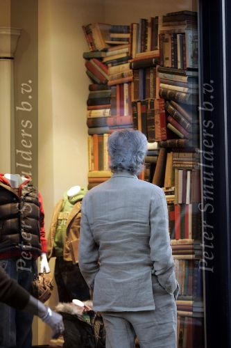 Amsterdam 30 oktober 2005
Harry mulisch kijkt in etalage met boeken