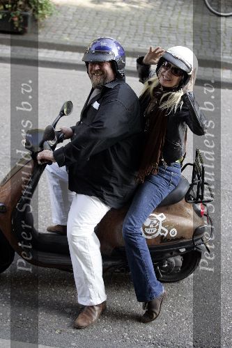 Amsterdam 5 oktober 2005
Henk Schiffmacher met Louise op Vespa scooter in Amsterdam