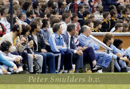 Rotterdam 1984
Afscheidswedsyrijd Wim v Hanegem
Op de spelersbank Hennie Warmehoven, Cor v d Hart, Cor v d Akker, Nico Jansen, simon Tahamata.
Links van de bank Henk v Dorp en Frits Barend als radioverslaggevers
