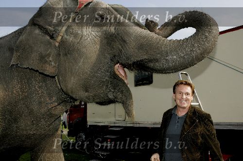 Den Haag 12 oktober 2005
Presentatie boek Henny Huisman bij circus Renz. op olifant