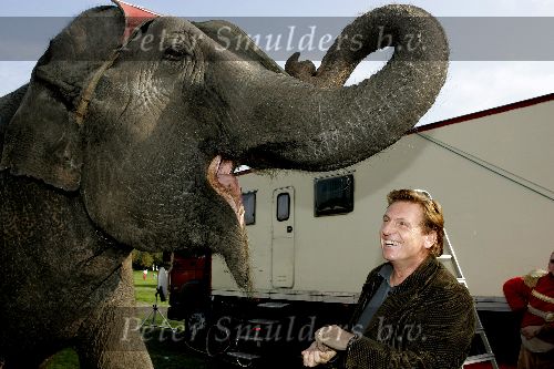 Den Haag 12 oktober 2005
Presentatie boek Henny Huisman bij circus Renz. op olifant