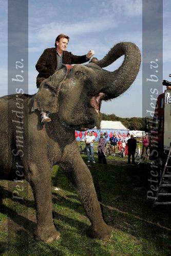 Den Haag 12 oktober 2005
Presentatie boek Henny Huisman bij circus Renz. op olifant