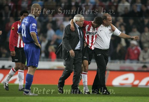 Eindhoven, 15 Oktober 2005
Kompetiewedstrijd Seizoen 2005/2006
PSV-AZ, eindstand 3-0
Ibrahim Afellay wordt van het veld gedragen door Cees Rein v d Hoogenband en Mart v d Heuvel
© foto Peter Smulders BV