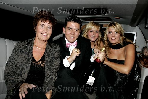 Volendam 21 oktober 2005
Zusjes  en moeder  met Jan Smit in limousine  na winnen van de televizierring.