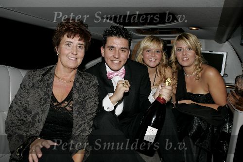 Volendam 21 oktober 2005
Zusjes  en moeder  met Jan Smit in limousine  na winnen van de televizierring.