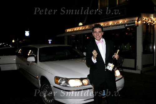 Volendam 21 oktober 2005
Jan Smit voor limousine bij cafe in Volendam na winnen van de televizierring.