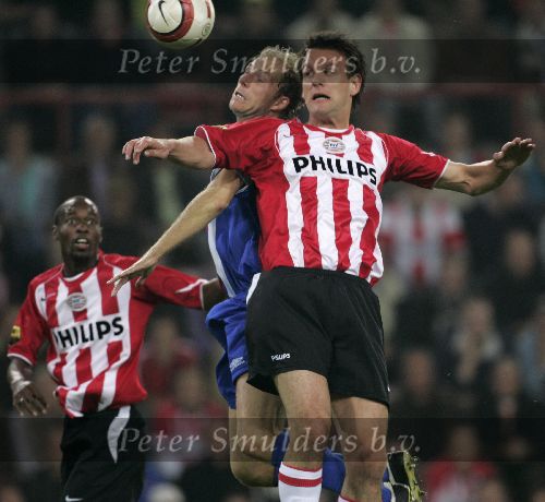 Eindhoven, 15 Oktober 2005
Kompetiewedstrijd Seizoen 2005/2006
PSV-AZ, eindstand 3-0
Tim de Cler in duel met Jan Vennegoor of Hesselink
© foto Peter Smulders BV