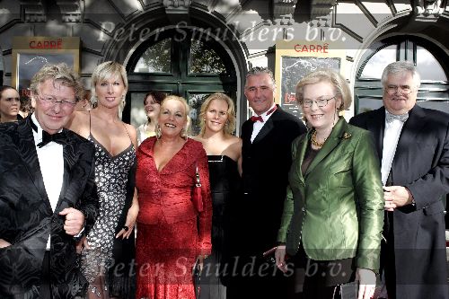 Amsterdam 2 oktober 2005
Premiere Beauty and the beast in Carre.
Jan des Bouvrie met Monique Carl Dona met vrouw en Hanja maij Wegge met man