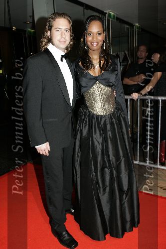 Amsterdam 21 oktober 2005
Televizierringuitreiking in ij theater.
Jasmine Sendar met man