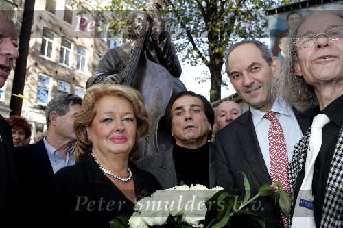 Amsterdam 30 oktober 2005
Presentatie beeld Manke Nelis.
Liz Bonneberg (weduwe Nelis) met Job Cohen en kunstenaar