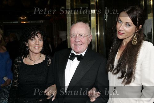 Amsterdam 2 oktober 2005
Premiere Beauty and the beast in Carre.
Johnny Kraaykamp sr met dochter en ex schoondochter