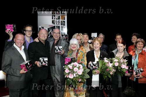Amsterdam 2 oktober 2005
Presentatie cd Wim Sonneveld.
Frans Mulder Joop v d Ende Karin Bloemen Hetty Blok Karin Bloemen Ina v Faassen Friso Wiegersma met cd
Peter Smulders bv
