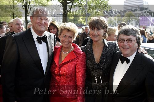 Amsterdam 2 oktober 2005
Premiere Beauty and the beast in Carre.
Joop v d Ende en Janine v d Ende en Oger Lusink met vrouw Coco de Meijere