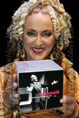 Amsterdam 2 oktober 2005
Presentatie cd Wim Sonneveld in nieuwe de la mar theater.
Karin Bloemen.