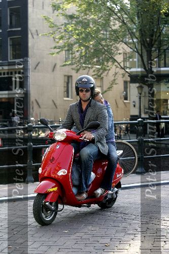 Amsterdam 5 oktober 2005
Thijs Romer met Katja Schuurma op Vespa scooter. Katja ligt lekker tegen zijn rug te slapen.