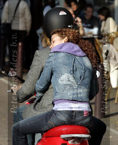 Amsterdam 5 oktober 2005
Thijs Romer met Katja Schuurman op Vespa scooter. Katja ligt lekker tegen zijn rug te slapen.