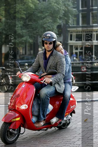 Amsterdam 5 oktober 2005
Thijs Romer met Katja Schuurman op Vespa scooter. Katja ligt lekker tegen zijn rug te slapen.