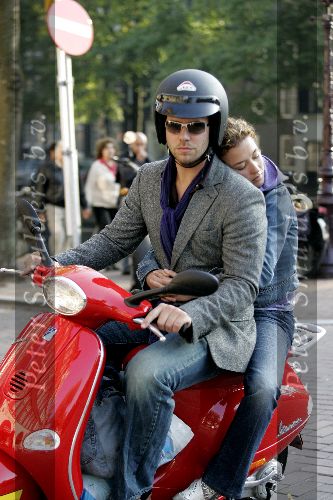 Amsterdam 5 oktober 2005
Thijs Romer met Katja Schuurman op Vespa scooter. Katja ligt lekker tegen zijn rug te slapen.