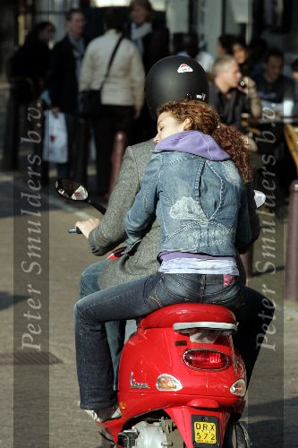 Amsterdam 5 oktober 2005
Thijs Romer met Katja Schuurman op Vespa scooter. Katja ligt lekker tegen zijn rug te slapen.