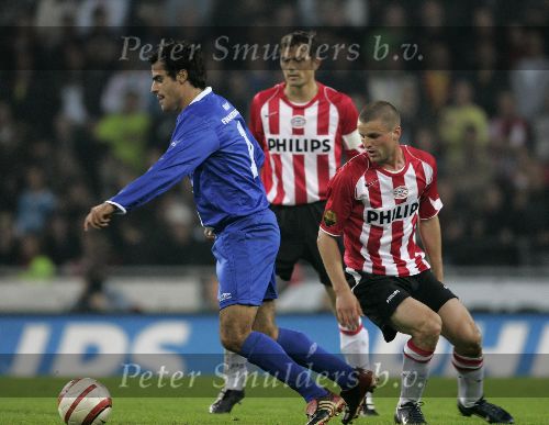Eindhoven, 15 Oktober 2005
Kompetiewedstrijd Seizoen 2005/2006
PSV-AZ, eindstand 3-0
Kenneth Perez in duel met Jason Culina
© foto Peter Smulders BV