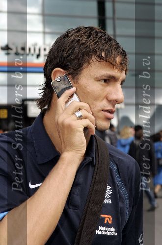 Amsterdam 9 oktober 2005
Aankomst Nederlands elftal op schiphol na kwalificatie WK
Khalid Boulharouz met gsm