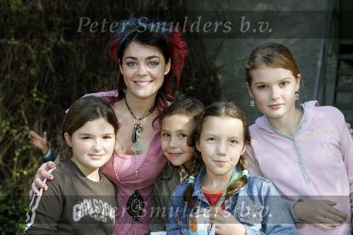 Efteling Kaatsheuvel, 15 Oktober 2005
Kim Lian v d Meij met een aantal kinderen