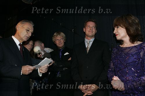 Alphen aan de Rijn 3 oktober 2005
Premiere Liesbeth List.
Liesbeth List ontvangt een onderscheiding  van ambassadeur Frankrijk