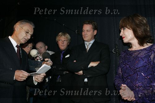 Alphen aan de Rijn 3 oktober 2005
Premiere Liesbeth List.
Liesbeth List ontvangt een onderscheiding  van ambassadeur Frankrijk