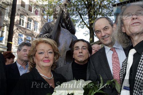 Amsterdam 30 oktober 2005
Presentatie beeld Manke Nelis.
Liz Bonneberg (weduwe Nelis) met Job Cohen en kunstenaar