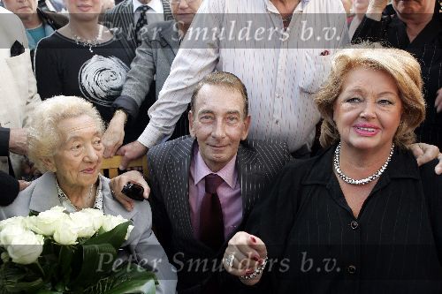 Amsterdam 30 oktober 2005
Presentatie beeld Manke Nelis.
Liz Bonneberg met John Blankestein en moeder